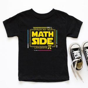 Op de afbeelding: Zwart T-shirt met een gele afbeelding met de tekst "Come to the Math Side We Have Pi" met lichtblauwe, roze en groene lijnen.