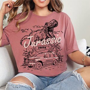Jurassic Tour Divertente Dinosauro Uomo T-Shirt 100% Cotone Jurassic Tour Divertente Dinosauro Uomo T-Shirt 100% Cotone