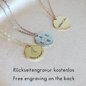 Peut inclure: Trois colliers &agrave; pendentifs circulaires avec des cha&icirc;nes fines. Un pendentif dor&eacute; pr&eacute;sente un geste de c&oelig;ur avec la main et le texte Nabaa & Melanie. Un pendentif argent&eacute; est divis&eacute; en quatre quadrants avec les lettres A, B, L, E. Un pendentif dor&eacute; porte le texte kathrin & alex.