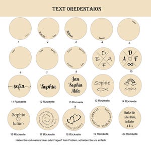 Peut inclure: Une collection de vingt disques circulaires en bois clair pr&eacute;sentant diverses gravures personnalis&eacute;es, notamment des noms, des dates, des c&oelig;urs, un arc-en-ciel et du texte comme "Danke f&uuml;r Alles Runi, in Liebe A & A" dispos&eacute;s en grille.