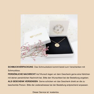 Peut inclure: Un collier dor&eacute; avec un pendentif circulaire grav&eacute; d'une fleur d&eacute;licate, pr&eacute;sent&eacute; dans une bo&icirc;te &agrave; bijoux carr&eacute;e blanche avec un insert en velours noir. Le couvercle de la bo&icirc;te porte le texte dor&eacute; LAASIO et un motif floral graphique.