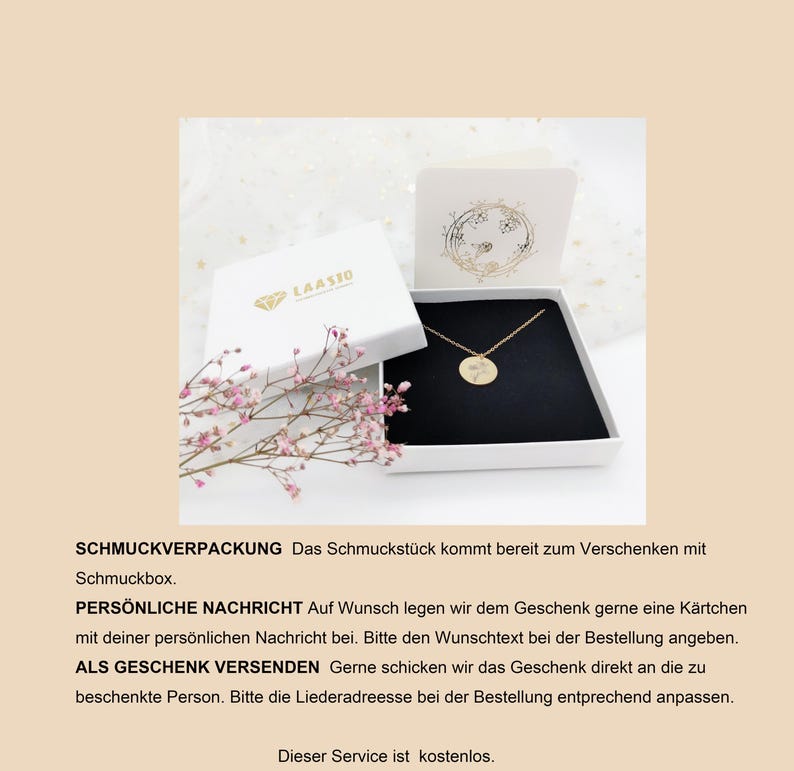 Peut inclure: Un collier dor&eacute; avec un pendentif circulaire grav&eacute; d'une fleur d&eacute;licate, pr&eacute;sent&eacute; dans une bo&icirc;te &agrave; bijoux carr&eacute;e blanche avec un insert en velours noir. Le couvercle de la bo&icirc;te porte le texte dor&eacute; LAASIO et un motif floral graphique.