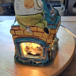 Puede incluir: Un juego de tres tazas de cerámica con acabado mate moteado. Las tazas son de color crema, gris claro y gris oscuro. Cada taza tiene un diseño simple y minimalista.