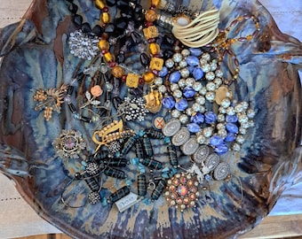 Broches y collares de bisutería vintage