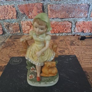 Statuetta vintage di Capodimonte raffigurante una ragazza con un cervo.