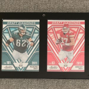 Lot de 2 ballons de football Panini Absolute Draft Diamonds 2023 encadrées Jason Kelce & Travis Kelce