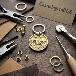 Médaille pour chien en laiton gravée en profondeur faite main, anneau en acier inoxydable, garantie à vie Fabriqué aux États-Unis par CharmingcraftUS