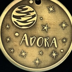 Placa de identificación para perro de latón grabada a medida, hecha a mano, personalizada, con anilla de acero inoxidable y garantía de por vida. Fabricada en EE. UU. por CharmingcraftUS.