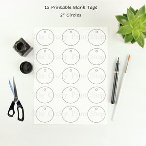 Op de afbeelding: Een vel met 15 bedrukbare blanco etiketten met 5 cm cirkels. Het vel is wit met een grijze omtrek rond elke cirkel. De cirkels hebben een klein gaatje bovenaan. De tekst "15 bedrukbare blanco etiketten 5 cm cirkels" staat bovenaan het vel.