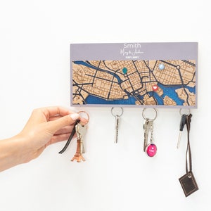 Einweihungsparty Geschenk, Schlüsselhalter aus Holz für die Wand, Magnetschlüsselhalter, personalisierte Schlüsselhalter, Lage Holzkarte, benutzerdefinierte Stadt Karte, magnetischer Schlüssel