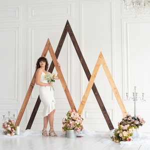 Archi per cerimonie nuziali, arco triangolare in legno per matrimonio, arco di fiori per matrimonio, centrotavola per matrimonio, archi rustici per matrimonio, decorazioni per matrimonio