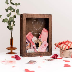 Gepersonaliseerde houten kurkdoos, custom housewarmingcadeau, decor kunst aan de muur thuis, vriendinnen Valentijnsdag cadeau, gepersonaliseerde wijnkurkdoos