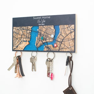 Schlüsselhalter für die Wand, Einweihungsgeschenk, Schlüsselhalter aus Holz, Schlüsselanhänger Magnet Karte, Karte Koordinaten Schlüsselbrett, personalisierte Dekoration, Haus Geschenk