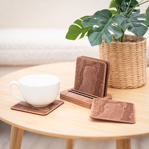 Dessous de verre avec emplacement sur le plan de la ville, cadeau de mariage personnalisé, sous-verres de carte aux coordonnées personnalisées, sous-verres en bois gravés personnalisés, idée cadeau première maison