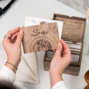 Benutzerdefinierte Rezeptbox, personalisierte Rezeptbox, Holzrezeptbox mit Teilern und Rezeptkarten, individuelles Geschenk für Mama, Aufbewahrung handgemachter Rezepte