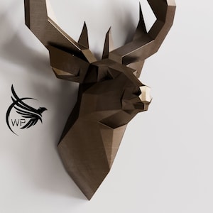 Peut inclure: Sculpture de tête de cerf en papier, de couleur brune, avec de grands bois. La sculpture est géométrique et a un aspect réaliste.