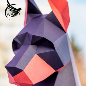 Peut inclure: Mod&egrave;le en papier d'une t&ecirc;te de chien Dobermann, en papier noir et rouge. Le mod&egrave;le est d&eacute;taill&eacute; et r&eacute;aliste, avec un nez pointu et des oreilles tombantes.