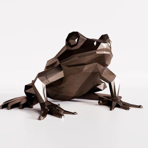 Puede incluir: Una figura de rana geométrica de bajo poligonaje en color marrón oscuro con una superficie facetada. La escultura presenta bordes afilados y angulares con un acabado liso y metálico, capturando la postura sentada de una rana.