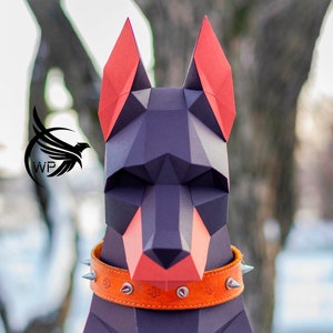 Peut inclure: Mod&egrave;le en papier d'une t&ecirc;te de chien Dobermann, en papier noir et orange, avec un collier en cuir orange &agrave; clous.
