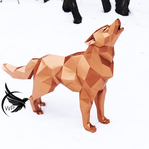 Puede incluir: Una escultura de origami de lobo de color cobre se encuentra sobre una superficie nevada. El lobo est&aacute; aullando con la cabeza echada hacia atr&aacute;s y la boca abierta. La escultura est&aacute; hecha de muchos tri&aacute;ngulos peque&ntilde;os que crean un patr&oacute;n geom&eacute;trico.