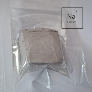 Elemento metálico de sodio número 11, metal alcalino blando de sodio 99+%