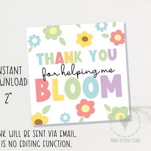 Op de afbeelding: Een bedankkaartje om te printen met een bloemenontwerp. De kaart zegt "Bedankt voor het helpen met bloeien".