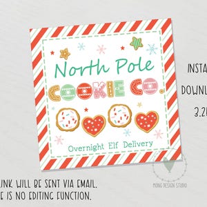 Puede incluir: Un diseño cuadrado y festivo con un borde a rayas rojas y blancas. El texto dice "North Pole COOKIE CO." con ilustraciones de galletas y "Overnight Elf Delivery." El tamaño es de 8,26 cm.