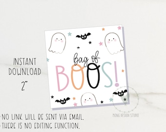 Può includere: Stampa quadrata a tema Halloween con la scritta "bag of BOOS!" in vari colori, circondata da fantasmi, pipistrelli e stelle dei cartoni animati. Sono visibili anche le parole "INSTANT DOWNLOAD" e "2".