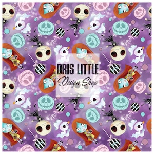 Może przedstawiać: Fioletowe tło z powtarzającym się wzorem Jacka Skellingtona i Sally z filmu Koszmar przed świętami. Wzór zawiera dynie, laski cukrowe i duchy. Tekst "Dris Little Design Shop" znajduje się w środku obrazu.