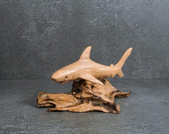 メキシコのソノラ砂漠産のアイアンウッド製サメの手彫り彫刻