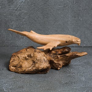 Estatua de ballena de madera de 16 cm de ancho, tallada a mano, escultura animal, decoración tropical, obra de arte, decoración del hogar, rústica, regalo para él