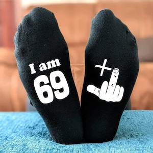 Funny Rude 50th Birthday Socks 18th 21st 30th 40th 50th 60th 49 1 Middle Finger Cadeau d'anniversaire pour hommes et femmes Cadeau de blague de nouveauté 70 (69+1)