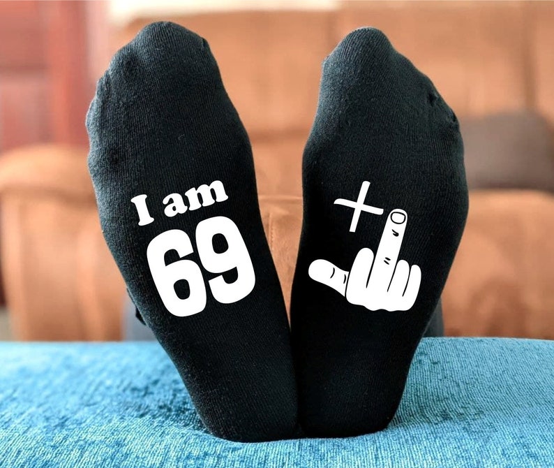 Funny Rude 50th Birthday Socks 18th 21st 30th 40th 50th 60th 49 1 Middle Finger Cadeau d'anniversaire pour hommes et femmes Cadeau de blague de nouveauté 70 (69+1)