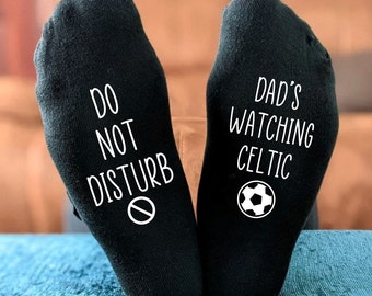 Dad's Do Not Disturb Watching Celtic Football Name Socken - Gedruckt und personalisiert Geschenk für Männer - Geburtstag - Weihnachten - Vatertag