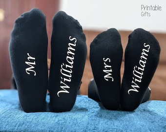 Romantisches His and Hers Geschenk für Paare - Mr und Mrs personalisierter Name Baumwollsocken - Geschenk für Hochzeiten, Jahrestage, Valentinstag.