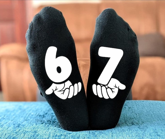 Six Seven 6 7 Meme Socks – Viral Internet Slang – Funny Novelty Socks – Meme Culture Tiktok Gift – Unisex