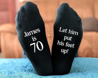 Calcetines de cumpleaños personalizados: «[Nombre] cumple 70, que se ponga cómodo», regalo divertido de 70 cumpleaños para hombres y mujeres, ideal para papá o abuelo.