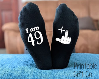 Funny Rude 50th Birthday Socks - 18th 21st 30th 40th 50th 60th - 49+1 Middle Finger - Regalo de cumpleaños para hombres y mujeres - Regalo de broma novedoso