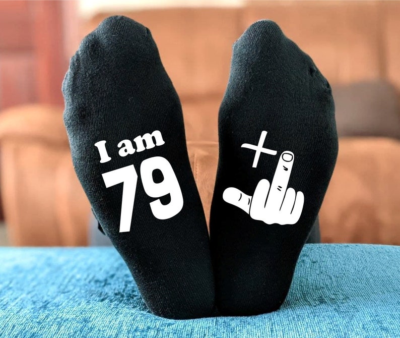 Funny Rude 50th Birthday Socks 18th 21st 30th 40th 50th 60th 49 1 Middle Finger Cadeau d'anniversaire pour hommes et femmes Cadeau de blague de nouveauté 80 (79+1)
