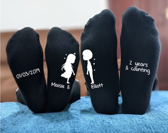 Regalo de aniversario de algodón para parejas - su nombre personalizado calcetines - Lindos San Valentín, Cumpleaños, Navidad + Regalo de Aniversario