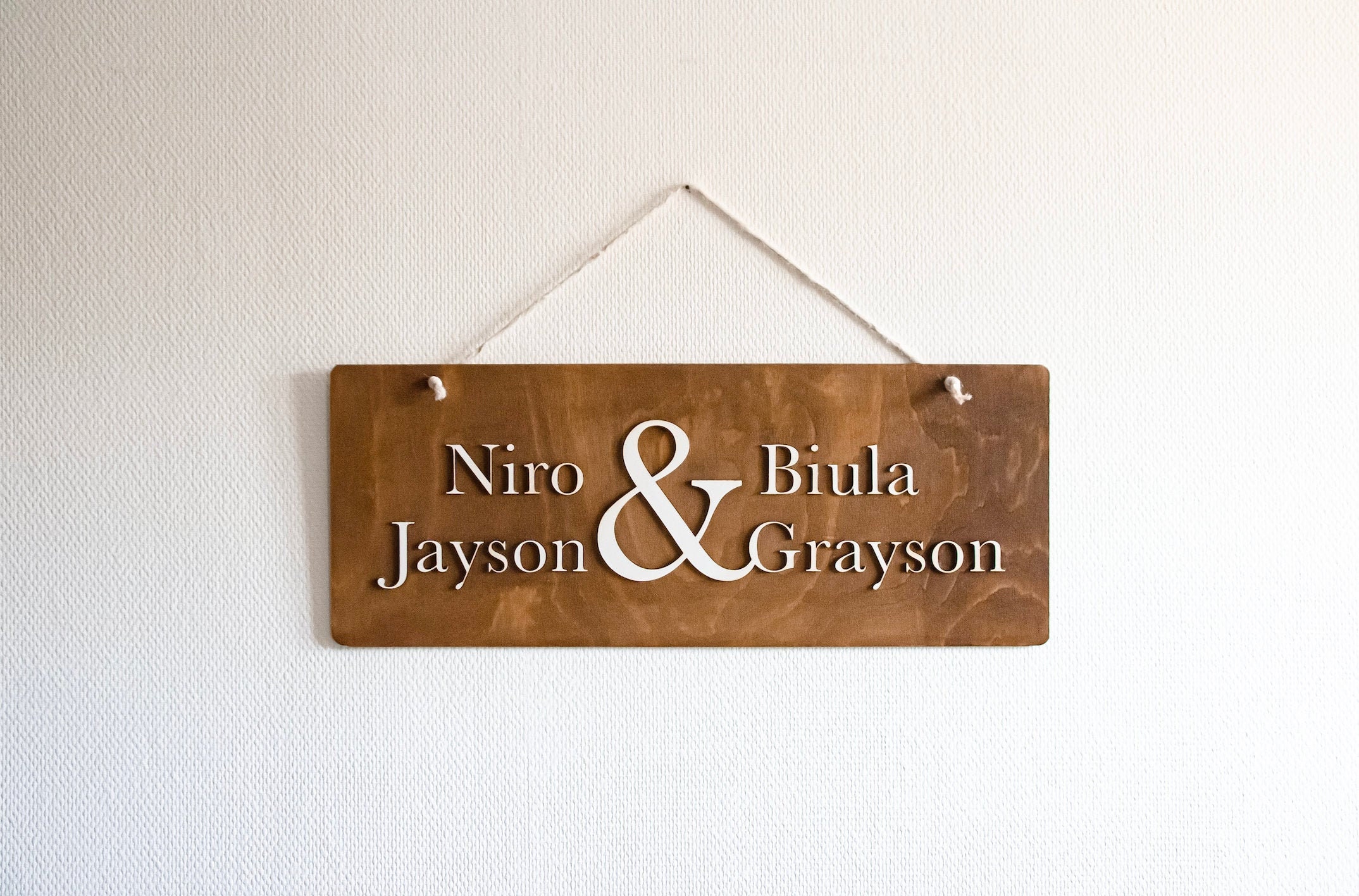 Panneau en Bois Personnalisable avec Noms Découpés Sur-Mesure