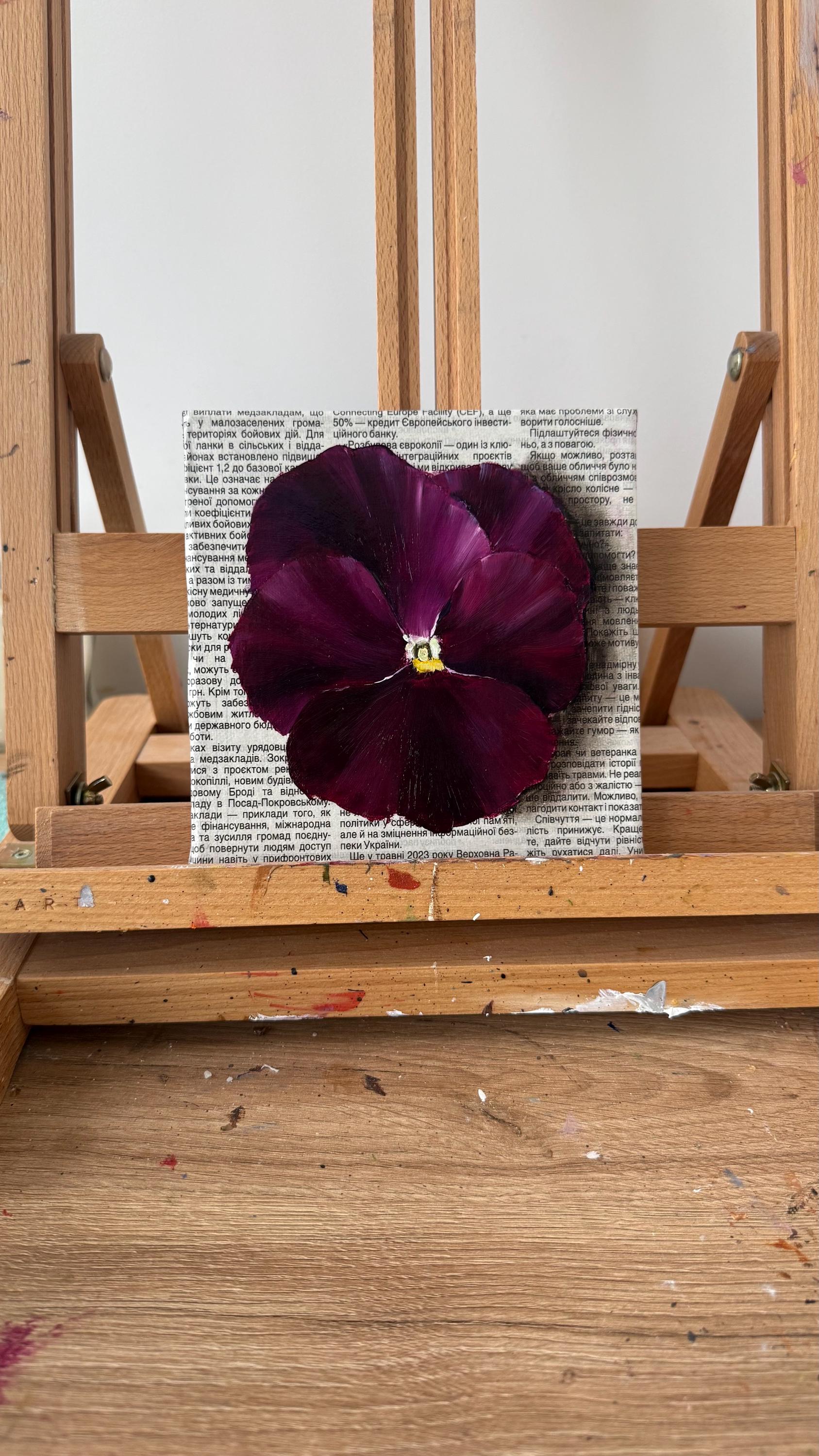 オリジナル油絵：新聞紙に描いた紫色のパンジーの花のアート - 6x6