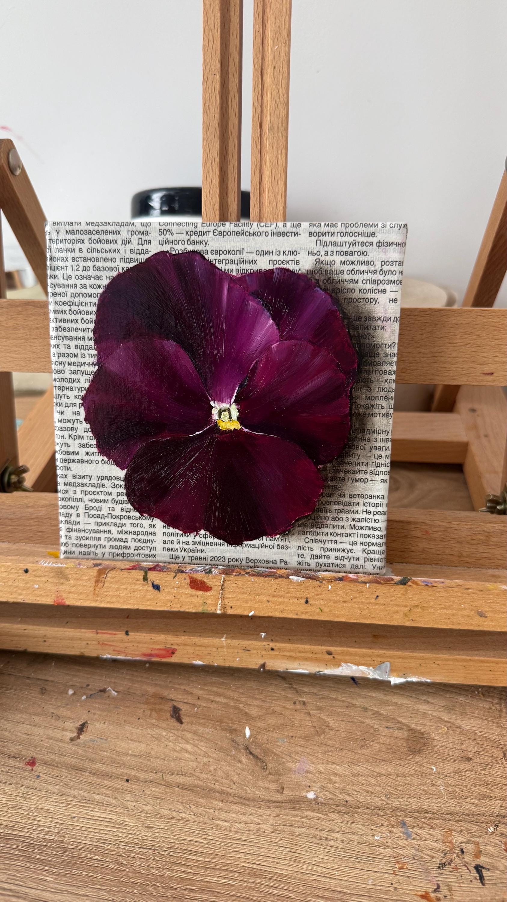 オリジナル油絵：新聞紙に描いた紫色のパンジーの花のアート - 6x6