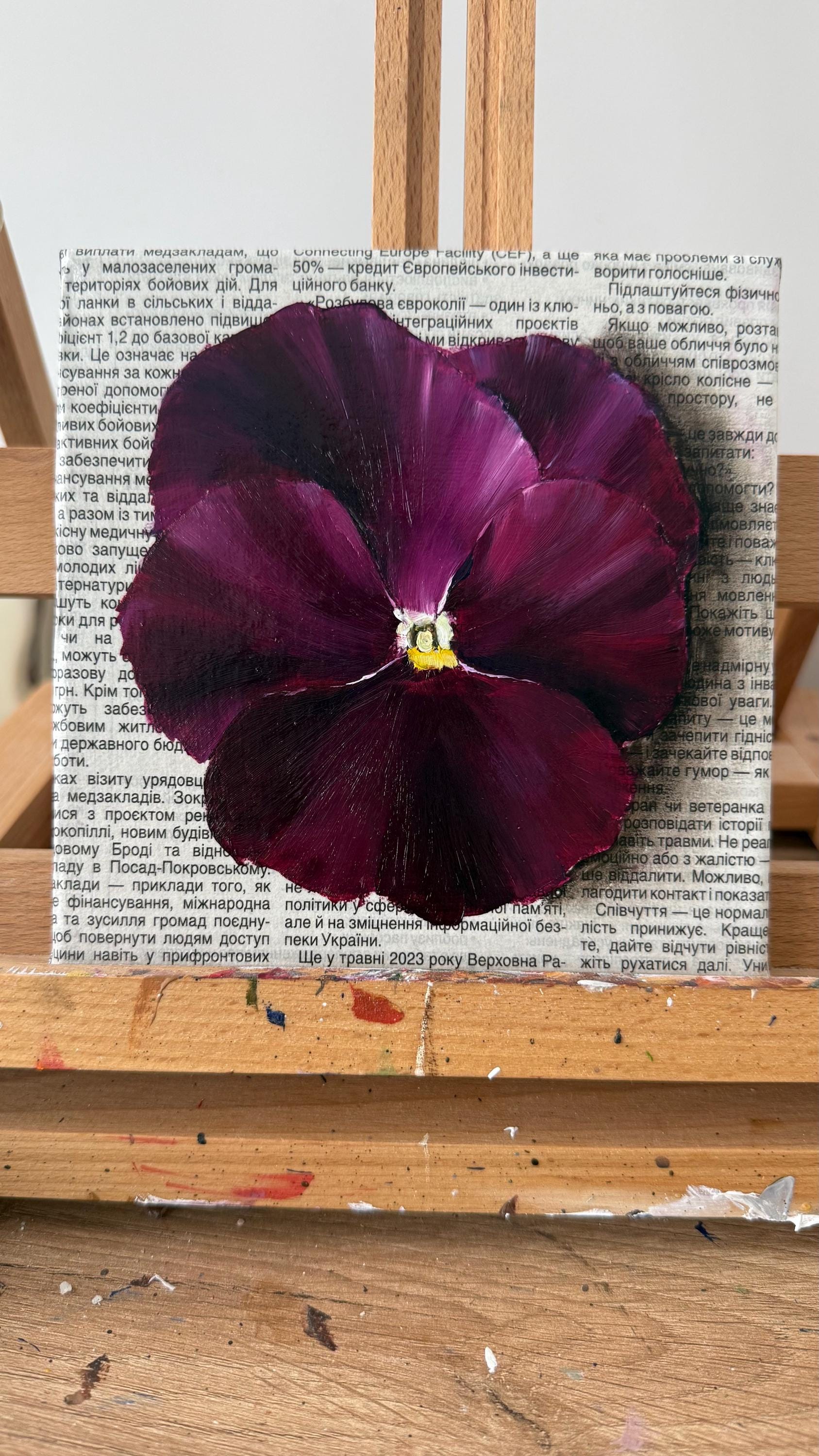 オリジナル油絵：新聞紙に描いた紫色のパンジーの花のアート - 6x6