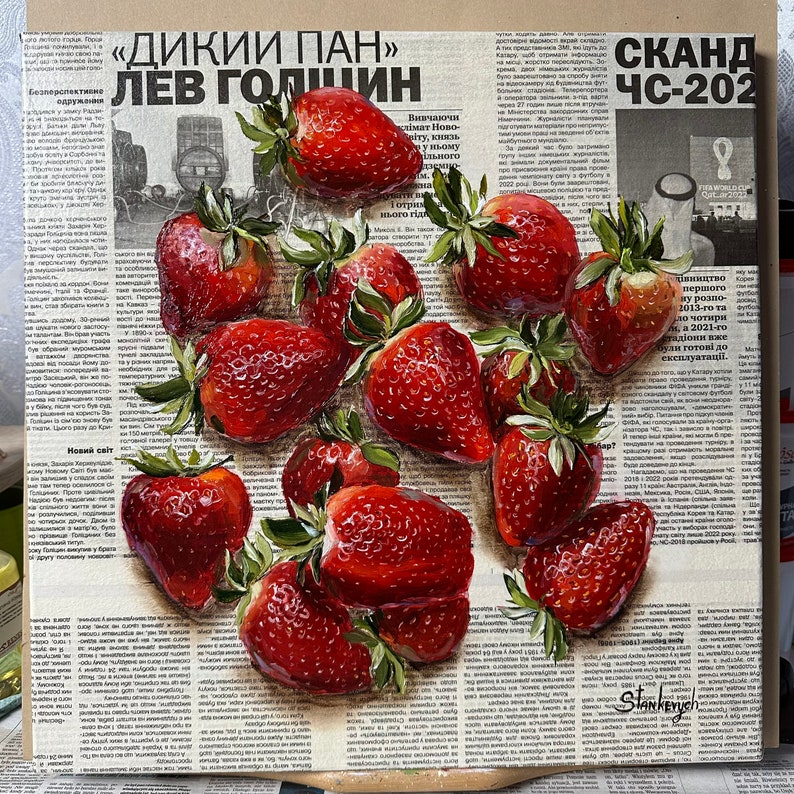 Puede incluir: Una pintura de bodeg&oacute;n con un grupo de fresas rojas sobre un fondo de peri&oacute;dico. El titular del peri&oacute;dico dice "Дикий Пан" y "Лев Голщин".