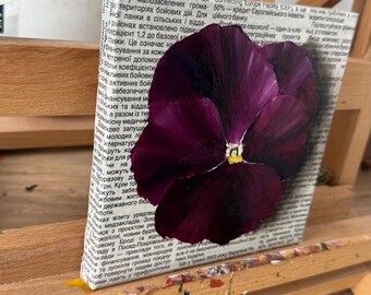 オリジナル油絵：新聞紙に描いた紫色のパンジーの花のアート - 6x6