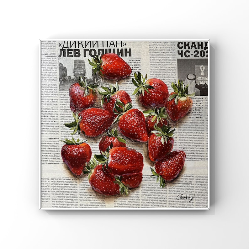 Puede incluir: Una pintura de bodeg&oacute;n con un grupo de fresas rojas sobre un fondo de peri&oacute;dico. El titular del peri&oacute;dico dice "Дикий ПАН" ЛЕВ ГОЛЫШИН. La pintura est&aacute; firmada "Shtakeyev" en la esquina inferior derecha.