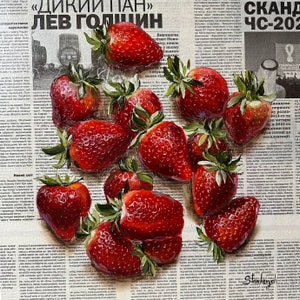 Puede incluir: Una pintura de fresas rojas sobre un fondo de peri&oacute;dico. Las fresas est&aacute;n dispuestas en un racimo, algunas superpuestas. El peri&oacute;dico est&aacute; impreso en blanco y negro, y el texto es en su mayor&iacute;a ilegible.