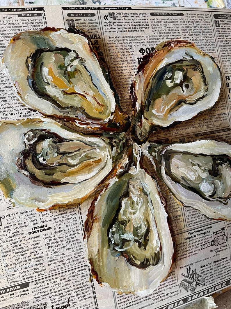May include: A painting of five oysters on a newspaper background. The oysters are painted in a realistic style with white, brown, and green colors. The newspaper text is partially visible and includes the words "ням-ням" and "НЕ ЗГАЙТЕ ЧАС".