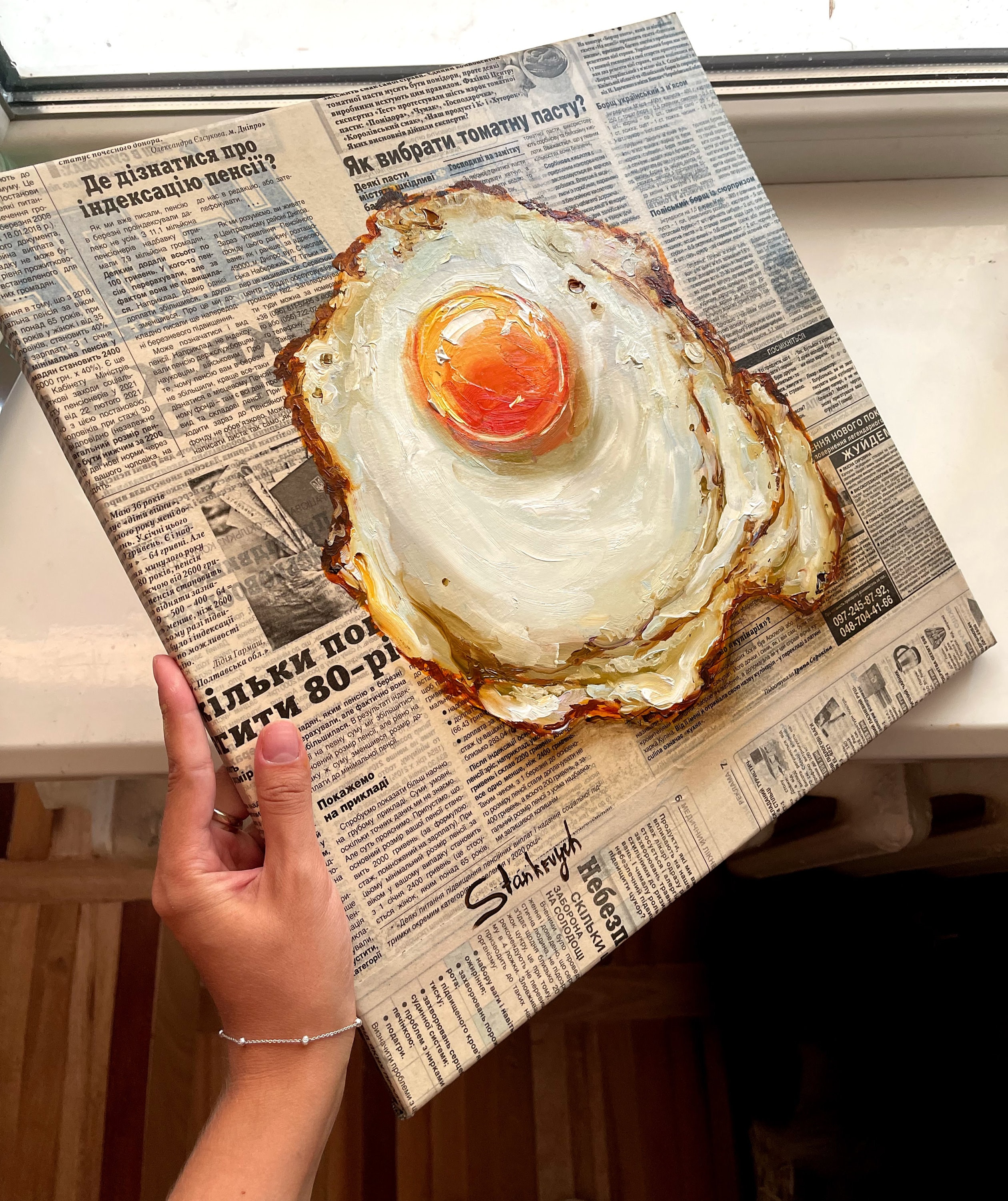 卵の絵 食べ物の絵 オリジナル油絵 新聞アート 目玉焼き 朝食の絵